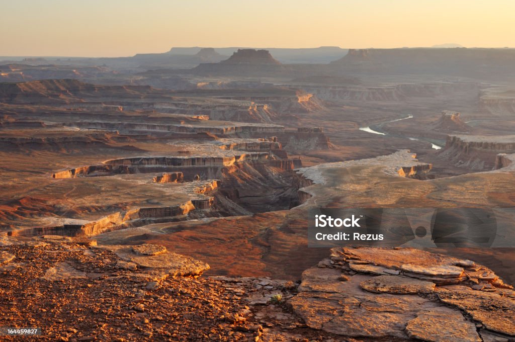 Golden sunset view en de Canyonlands, Utah, EE.UU. - Foto de stock de Cadena de montañas libre de derechos