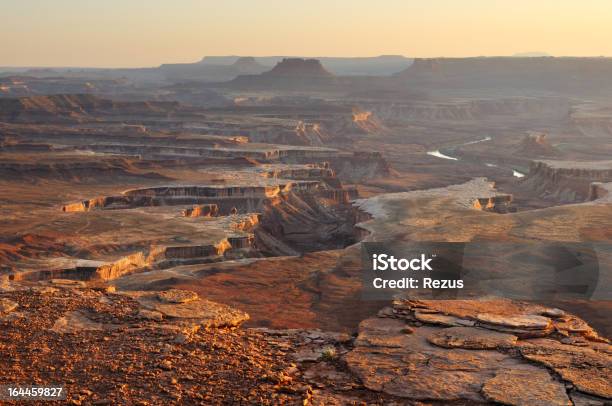 Golden Sunset View En De Canyonlands Utah Eeuu Foto de stock y más banco de imágenes de Cadena de montañas - Cadena de montañas, Montaña, Utah