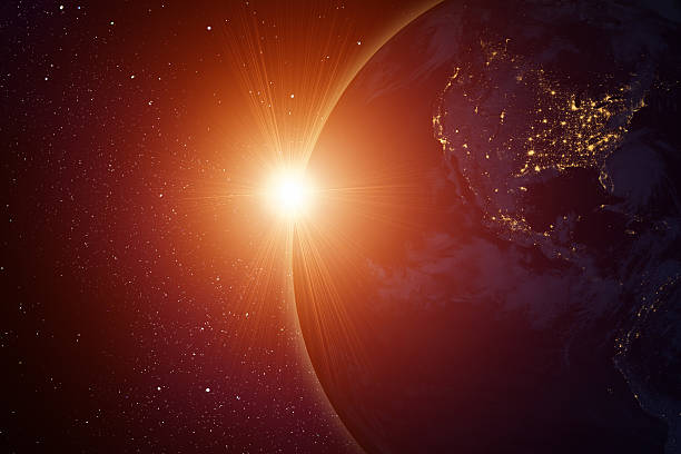 sol naciente detrás del planeta - satellite view earth globe sunrise fotografías e imágenes de stock