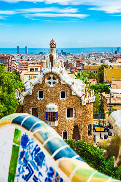 edificios de la ciudad de barcelona, desde el parque güell - trencadis fotografías e imágenes de stock