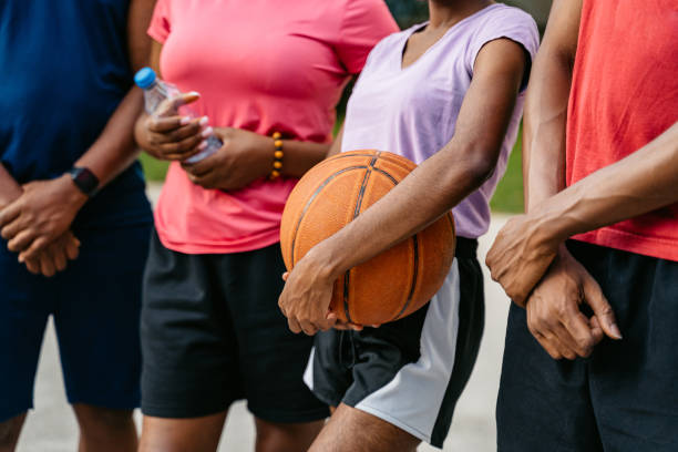 przyjaciele grający w koszykówkę na świeżym powietrzu - basketball team sports healthy lifestyle isolated objects zdjęcia i obrazy z banku zdjęć