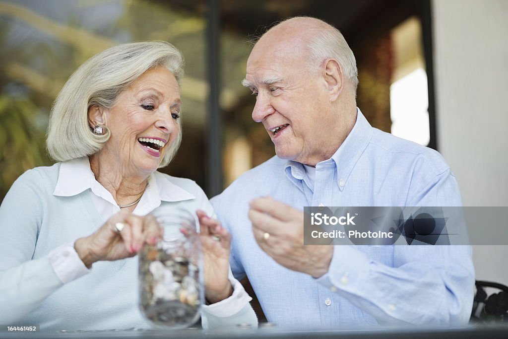 Altes Paar mit Krug von Münzen - Lizenzfrei 60-69 Jahre Stock-Foto