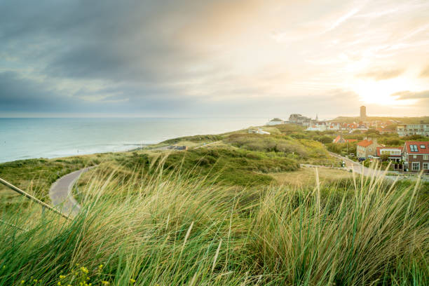 Litoral com vista para as dunas e o balneário de Domburg ao pôr do sol - foto de acervo