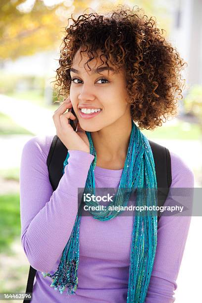 Bella Studente Al Telefono - Fotografie stock e altre immagini di 18-19 anni - 18-19 anni, Adolescente, Adulto