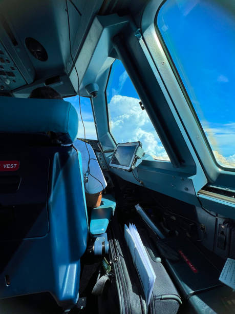 cockpit verticale ritagliato ancora - airport window outdoors airfield foto e immagini stock