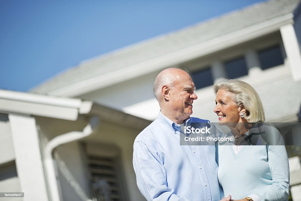 Par sênior pé com casa em segundo plano - Royalty-free 60-69 Anos Foto de stock