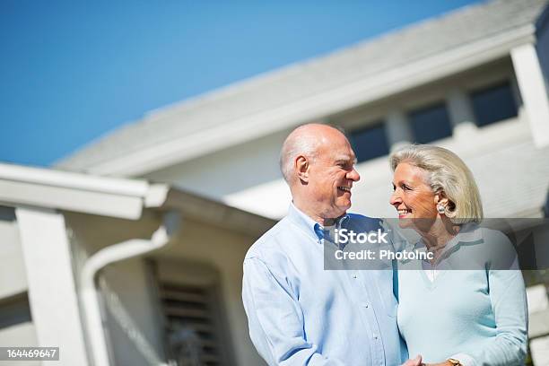 Par Sênior Pé Com Casa Em Segundo Plano - Fotografias de stock e mais imagens de 60-69 Anos - 60-69 Anos, 65-69 anos, Adulto