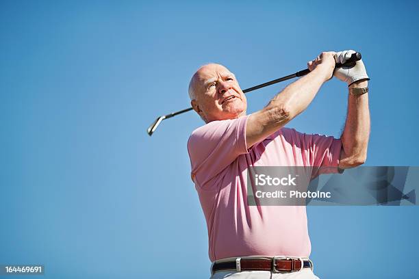 Hombre Mayor Balanceo De Golf Club Foto de stock y más banco de imágenes de Golf - Golf, Hombres mayores, Swing de golf