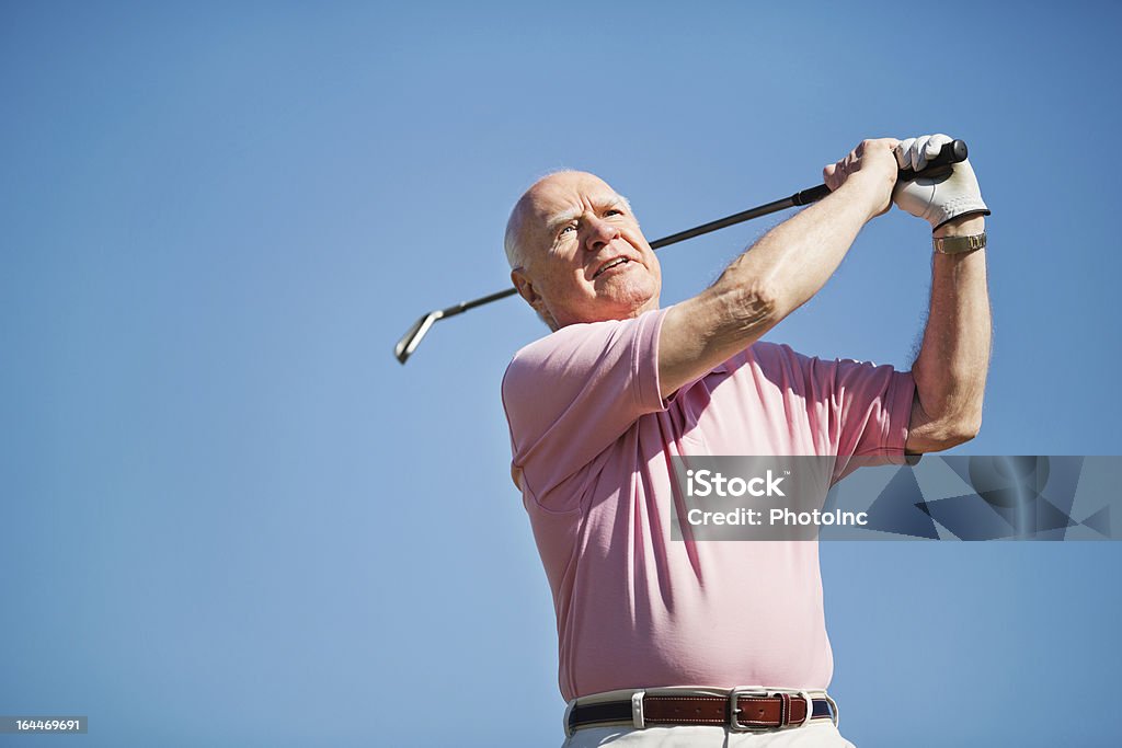 Senior Man スインギングゴルフクラブ - ゴルフのロイヤリティフリーストックフォト