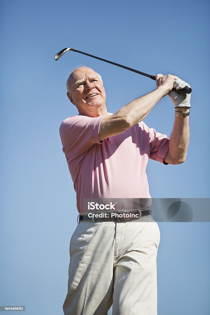 Старший мужчина улыбка после приема A Shot - Стоковые фото Мужчины роялти-фри