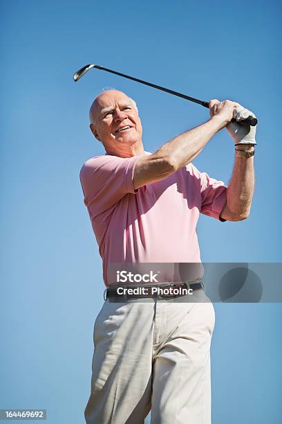 Старший Мужчина Улыбка После Приема A Shot — стоковые фотографии и другие картинки Мужчины - Мужчины, Golf Swing, Пожилой мужчина