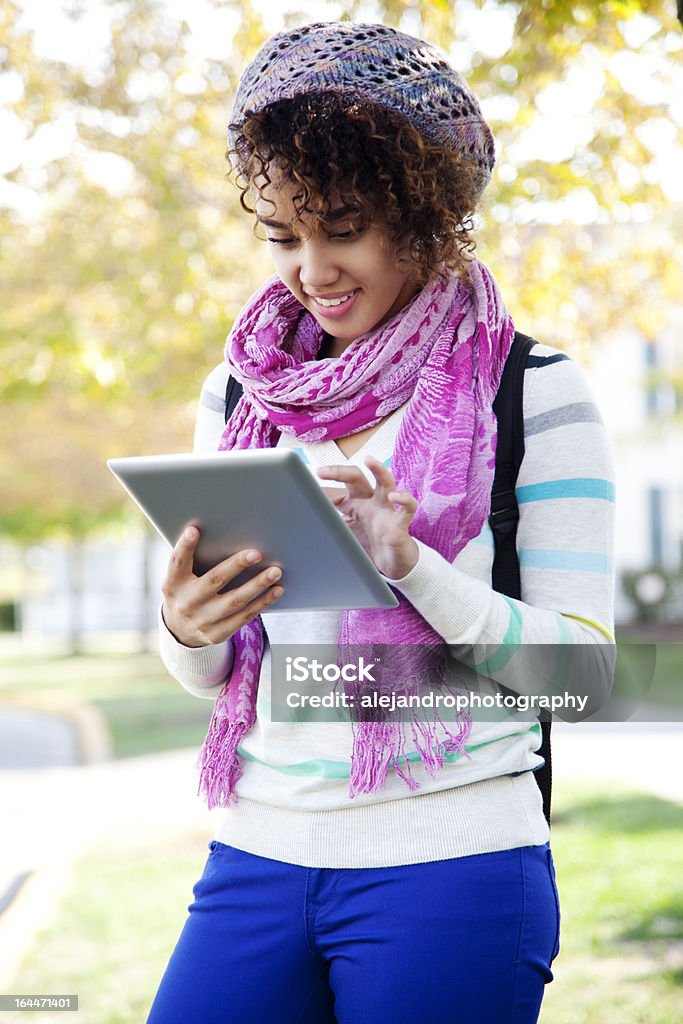 Estudante universitário usando um tablet digital - Royalty-free 18-19 Anos Foto de stock