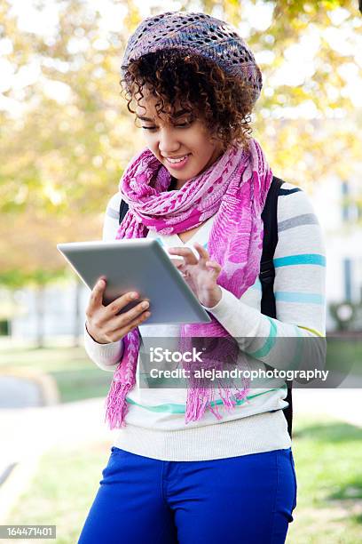 Estudante Universitário Usando Um Tablet Digital - Fotografias de stock e mais imagens de 18-19 Anos - 18-19 Anos, 20-29 Anos, Adolescente