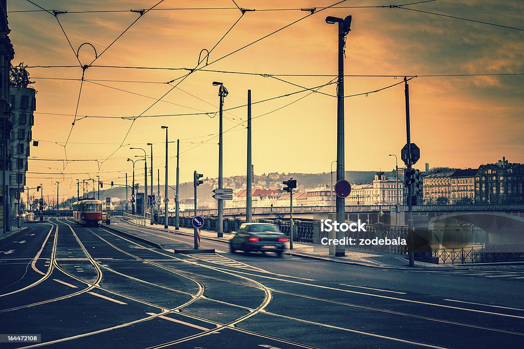Rues de la ville au lever du soleil, location de voiture et de tramway rouge - Photo de Prague libre de droits