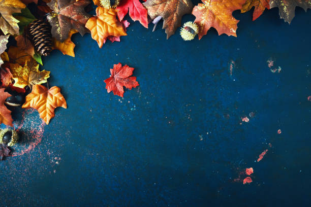 素朴な背景に葉と秋の装飾