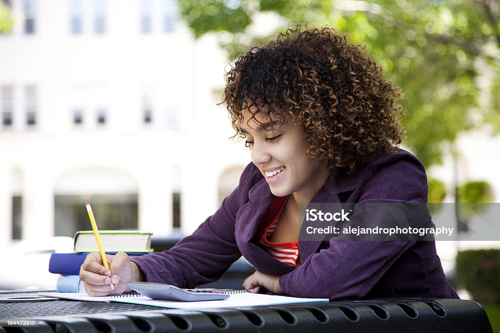 Mujer haciendo sus deberes - Foto de stock de 18-19 años libre de derechos