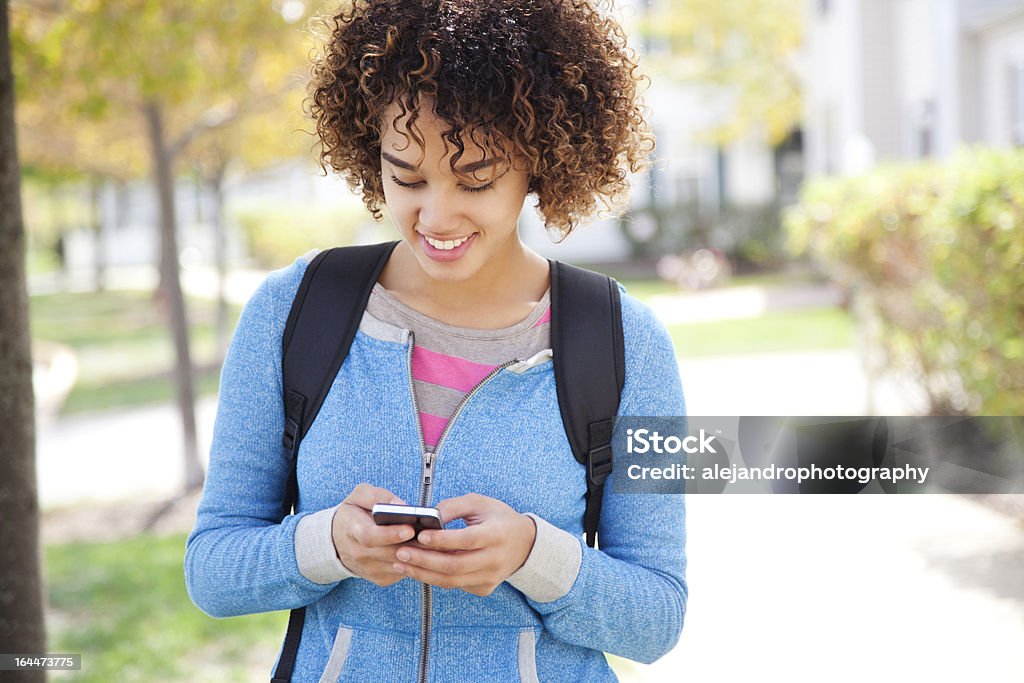 Studente di SMS - Foto stock royalty-free di 18-19 anni