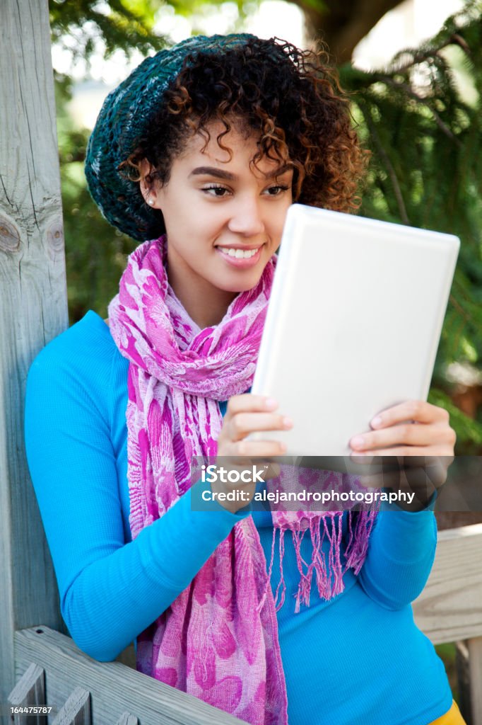 Mulher atraente, lendo um tablet digital - Foto de stock de 20 Anos royalty-free