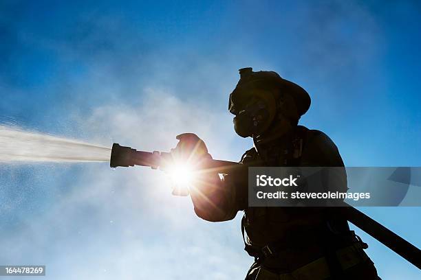 消防士 - 消防士のストックフォトや画像を多数ご用意 - 消防士, シルエット, ホース