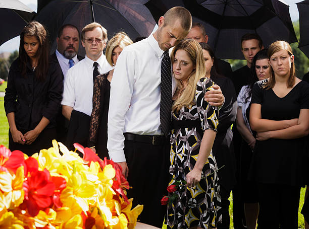 casal em funeral - funeral family sadness depression imagens e fotografias de stock