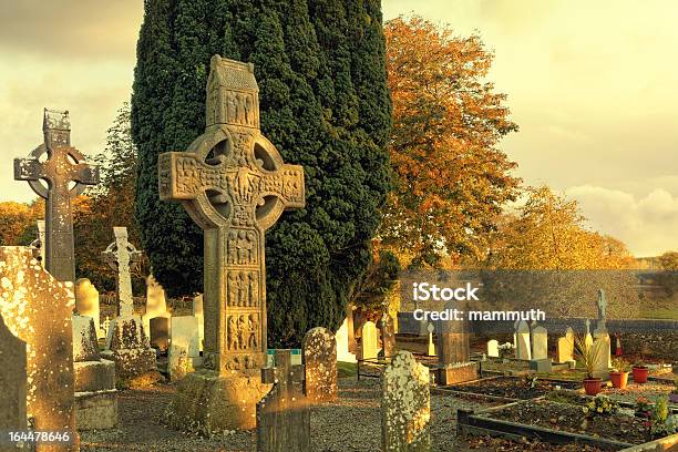 El Cruce En Monasterboice Foto de stock y más banco de imágenes de Estilo celta - Estilo celta, Cementerio, Cruz - Forma