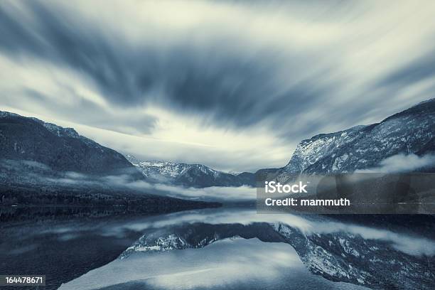 Lago Di Montagna In Alba - Fotografie stock e altre immagini di Acqua - Acqua, Alba - Crepuscolo, Albero