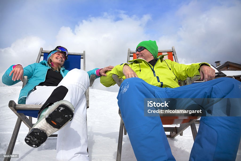 Actividad después de esquiar en pareja - Foto de stock de Actividad después de esquiar libre de derechos