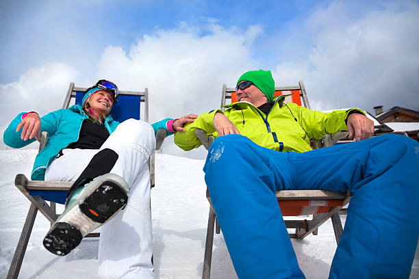 apres ski para - apres ski friendship skiing enjoyment zdjęcia i obrazy z banku zdjęć