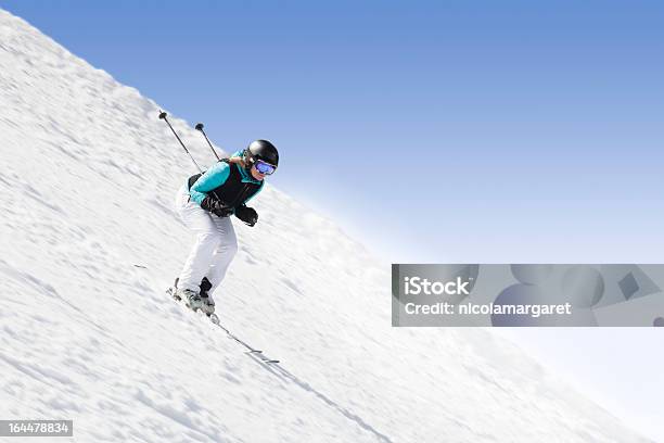 Hembra Esquiador Foto de stock y más banco de imágenes de Esquí - Deporte - Esquí - Deporte, Velocidad, Casco - Herramientas profesionales