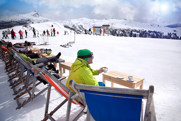 kaffeepause auf der ski-urlaub - apres ski ski restaurant mountain stock-fotos und bilder
