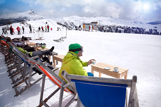 pausa para o café em um esqui de fim de ano - apres ski ski restaurant mountain - fotografias e filmes do acervo