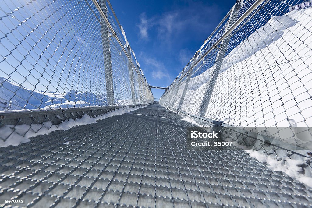 Un puente peatonal cubierto en los Alpes suizos - Foto de stock de Aire libre libre de derechos