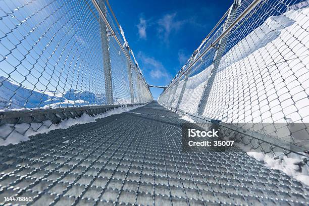 Ponte Sospeso Sulle Alpi Svizzere - Fotografie stock e altre immagini di Alpi - Alpi, Alpi svizzere, Ambientazione esterna