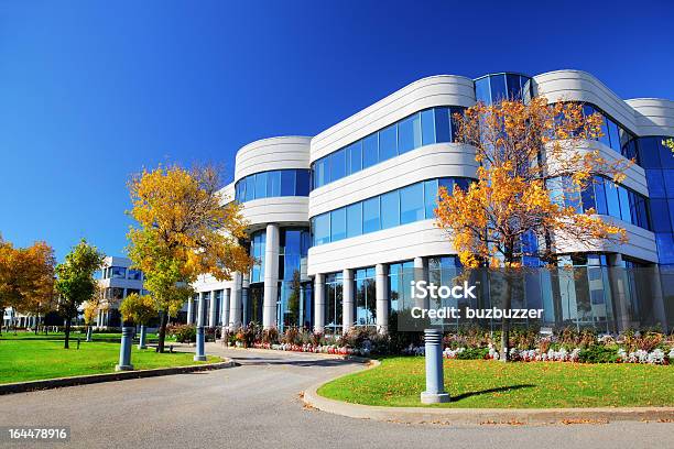 Bunte Corporate Gebäude Im Herbst Stockfoto und mehr Bilder von Bürogebäude - Bürogebäude, Außenaufnahme von Gebäuden, Im Freien