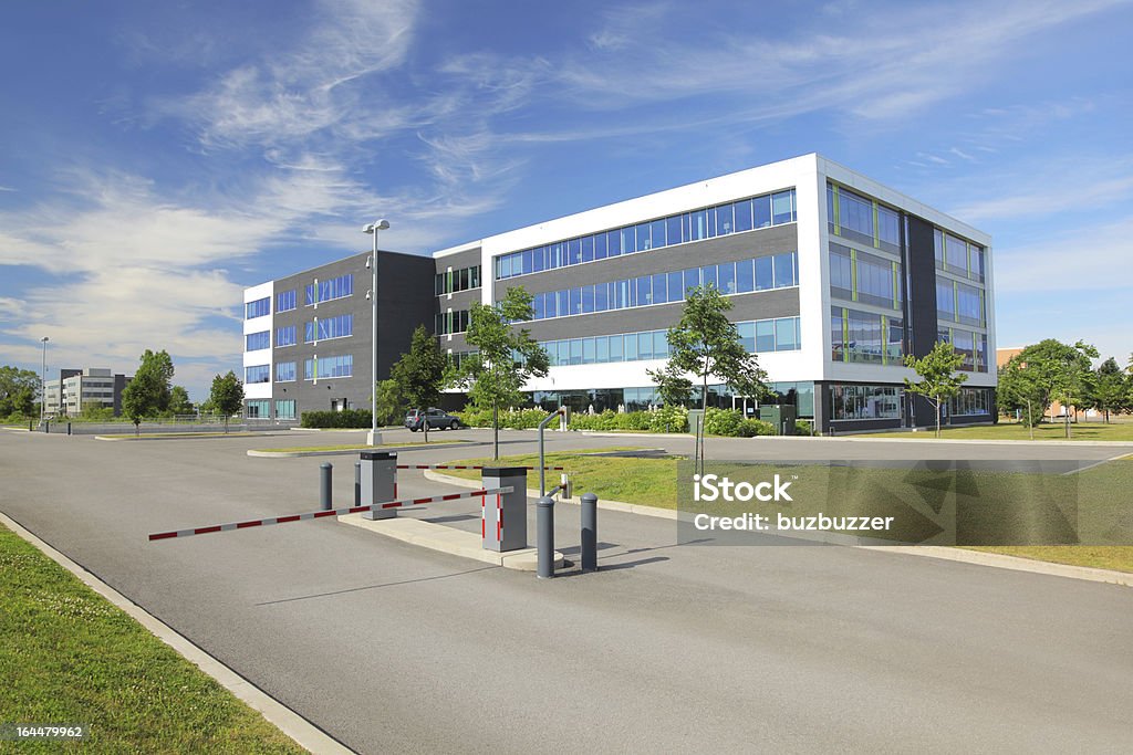 Große Gated Zugang Office Building - Lizenzfrei Fabrik Stock-Foto