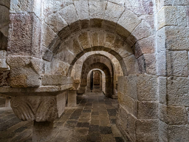 o mosteiro de san salvador de leyre em yesa, pirineus, navarra, espanha - cripta - fotografias e filmes do acervo