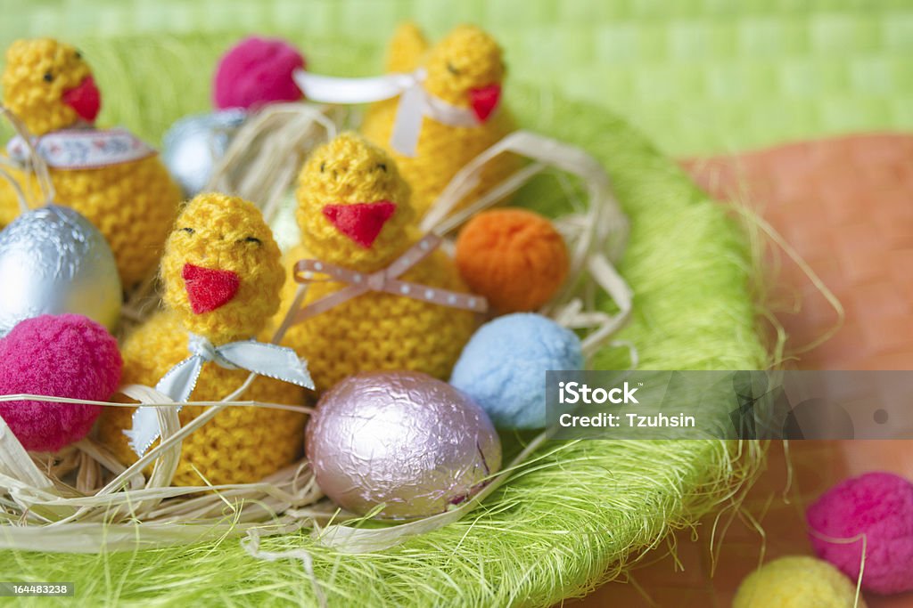 Ręka z piskląt i czekoladowe jaja w zielony nest - Zbiór zdjęć royalty-free (Bez ludzi)