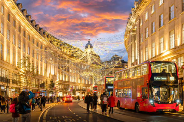 украшение улицы в лондоне на рождество, англия - london england christmas snow winter стоковые фото и изображения