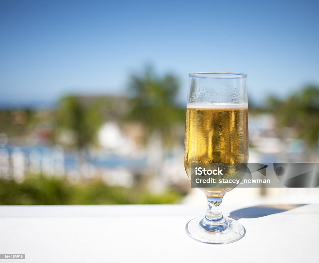 Tropische Atmosphäre, Bier, Resort-Hintergrund - Lizenzfrei Alkoholisches Getränk Stock-Foto