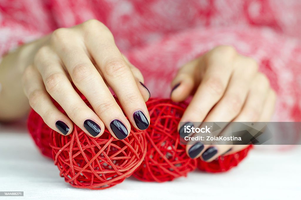Mãos com manicure tocar decoração bolas - Foto de stock de Adolescente royalty-free