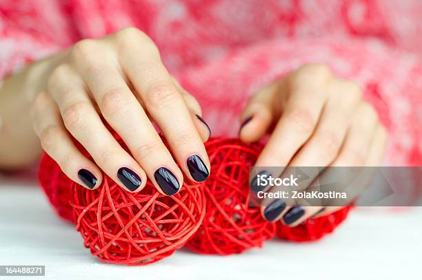 Foto de Mãos Com Manicure Tocar Decoração Bolas e mais fotos de stock de Adolescente - Adolescente, Adolescentes Meninas, Adulto