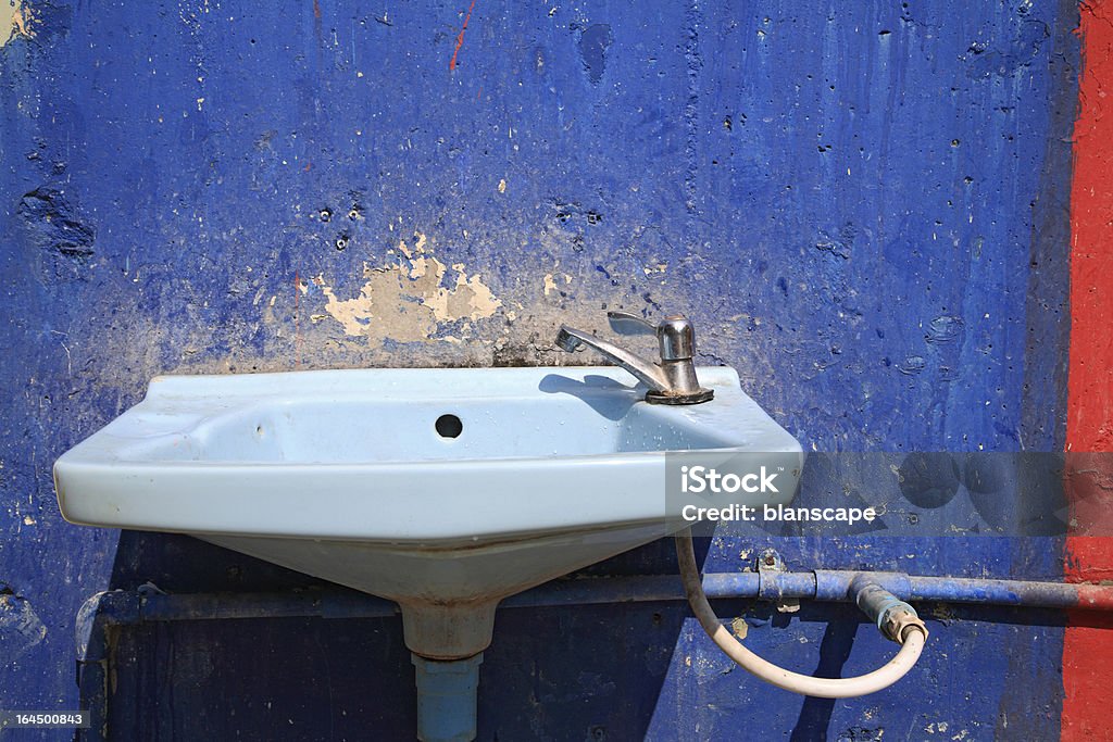 Blue Waschbecken mit Niederdruckwasserhahn - Lizenzfrei Alt Stock-Foto