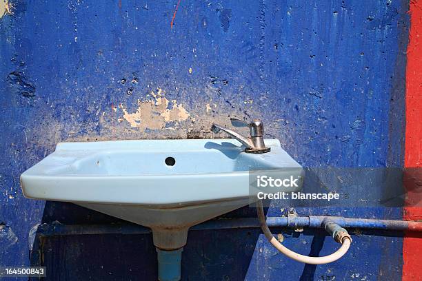 Blue Waschbecken Mit Niederdruckwasserhahn Stockfoto und mehr Bilder von Alt - Alt, Blau, Dekoration