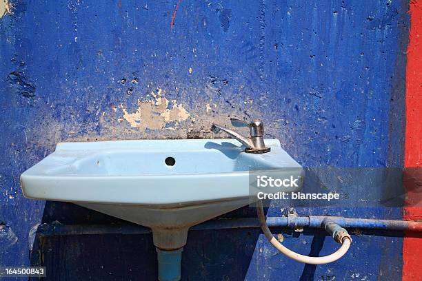 Azul Washbasin Com Torneira - Fotografias de stock e mais imagens de Antigo - Antigo, Ao Ar Livre, Artigo de Decoração