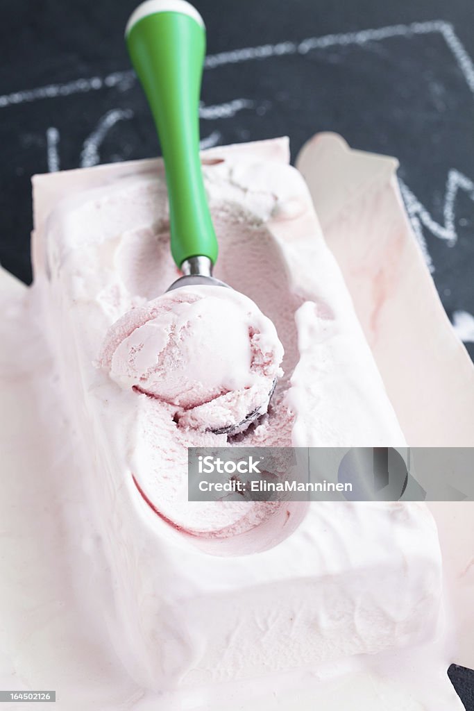 ストロベリーアイスクリームとスクープリブ - おやつのロイヤリティフリーストックフォト