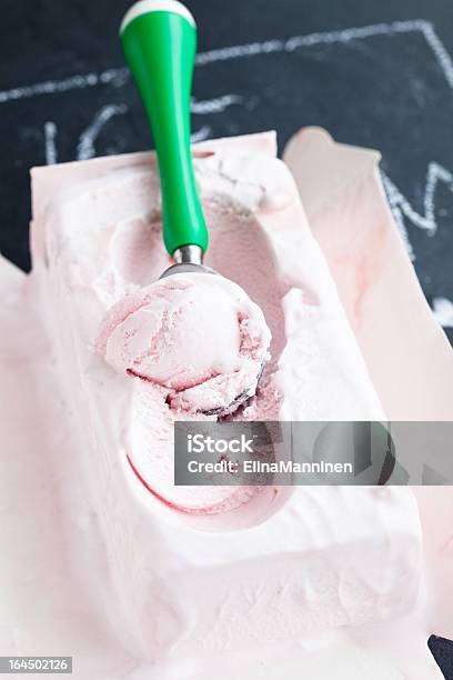 Foto de Sorvete De Morango E Pá e mais fotos de stock de Colher para servir sorvete - Colher para servir sorvete, Colherada, Comida