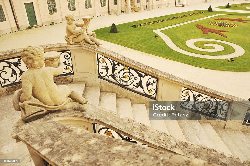 Клас�сические замок и зеленый сад - Стоковые фото Архитектура роялти-фри