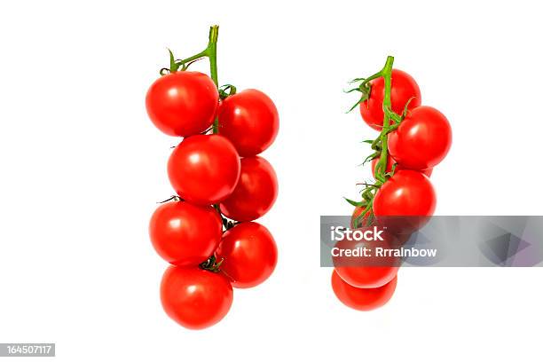 Photo libre de droit de Deux Tomates Isolés Sur Blanc Vines banque d'images et plus d'images libres de droit de Blanc - Blanc, Aliment, Aliment cru