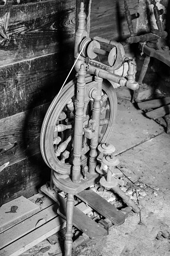 Old spinning wheel to weave yarn hunterdon county n.j