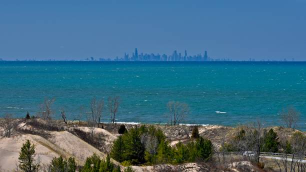 chicago skyline from indiana dunes national park - chicago lake michigan skyline indiana imagens e fotografias de stock